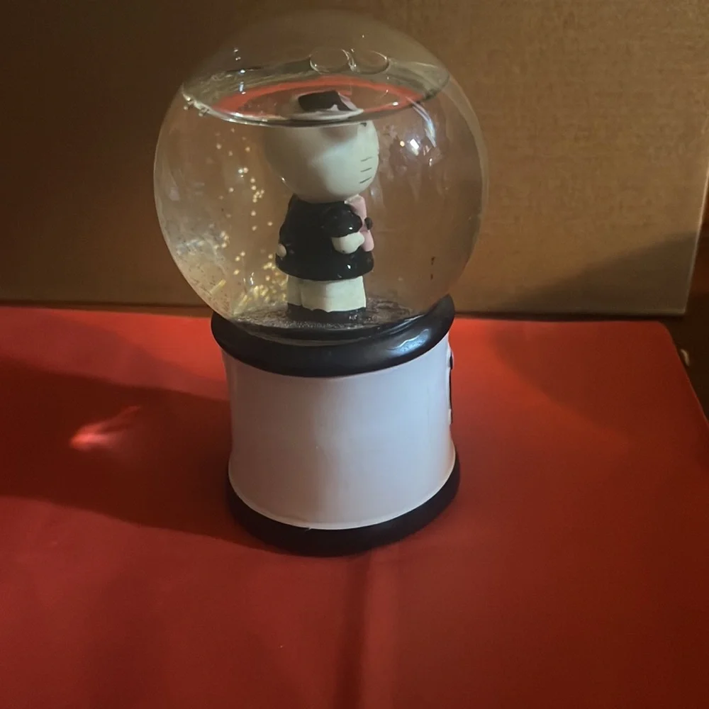 Hello Kitty snow globes - Picture 3 of 7
